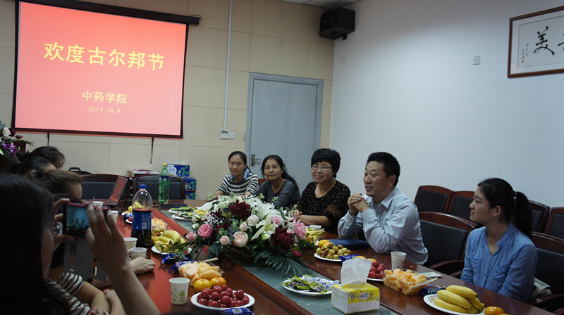 共庆民族节日 共襄和谐愿景――韩国h漫
“欢度古尔邦节”座谈会