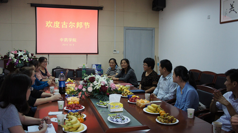共庆民族节日 共襄和谐愿景――韩国h漫
“欢度古尔邦节”座谈会