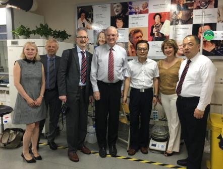 加拿大渥太华大学校长一行参观韩国h漫